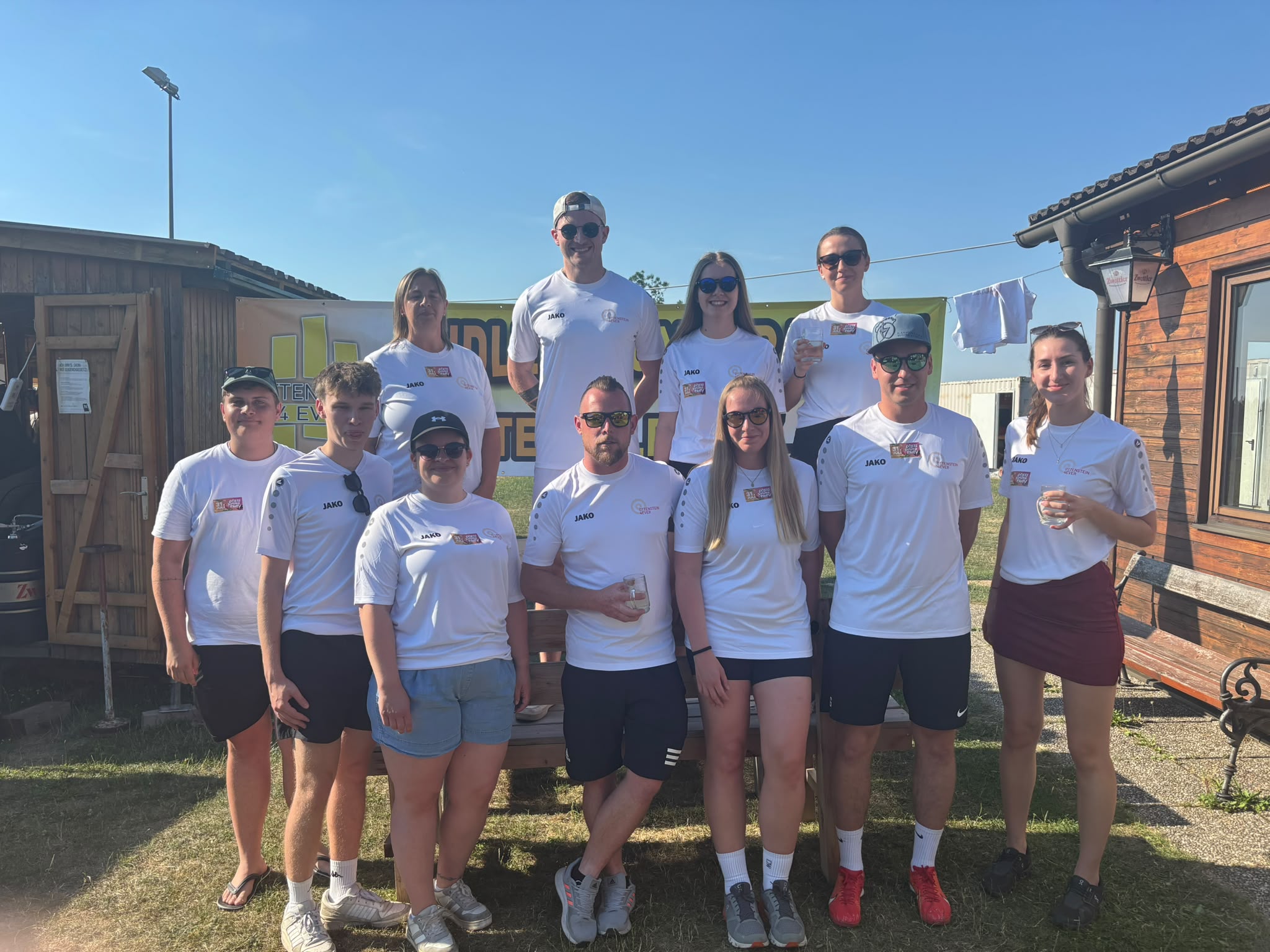 Mitglieder von Ottenstein4Ever in Vereins-T-Shirts beim Sommerfest