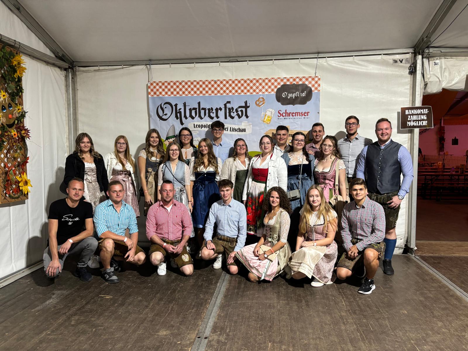 Mitglieder von Ottenstein4Ever in Tracht beim Oktoberfest