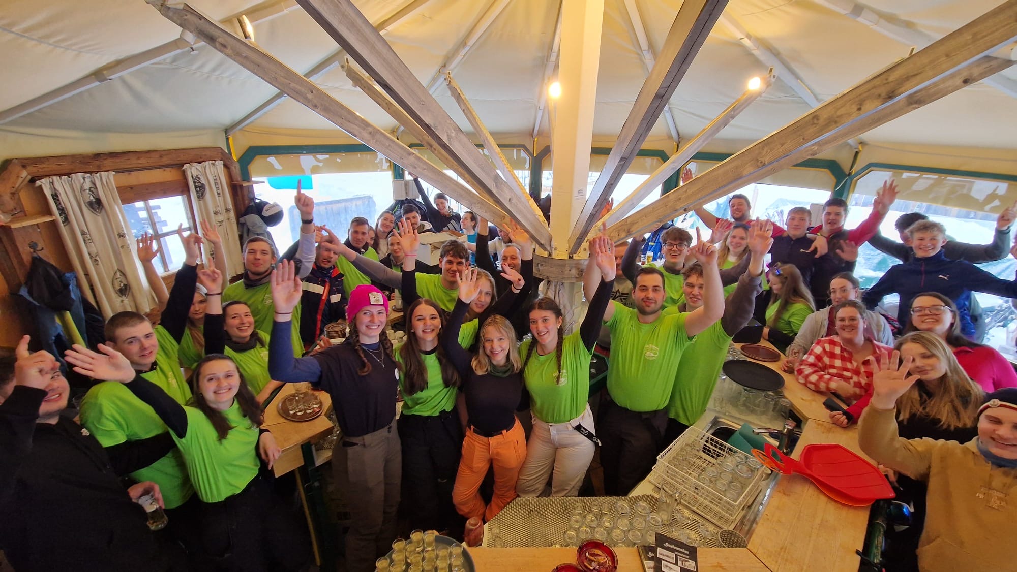 Gut gelaunte Gruppe von Ottenstein4Ever beim Skiausflug